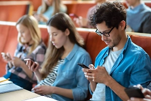 Без Wi‑Fi, но живы: Эксперты объяснили, почему зумеры не исчезнут при глобальном крахе