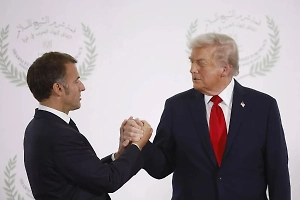 Макрон снова не смог «отвоевать» свою руку. На этот раз у Трампа