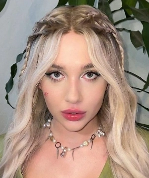 Моё мнение в мировой политике вряд ли что-то изменит, поэтому я выбираю сосредоточиться на том, что действительно умею — на музыке и позитиве, который она приносит