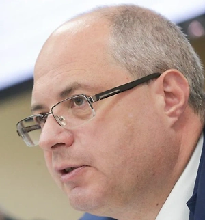 Повышение минимального размера оплаты труда — шаг логичный, но не факт, что он обеспечит рост доходов миллионов граждан. В бюджетной сфере индексация очевидна, а вот в бизнесе работодатели часто находят обходные пути: переводят людей на неполные ставки или оформляют через гражданско-правовые договоры, где МРОТ не фигурирует. В итоге “повышение” превращается в формальность, не принося реальных денег людям 