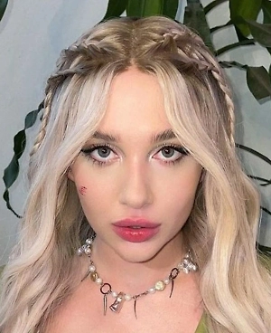 Больше всего я удивлена своим упоминанием. Конечно, безумно приятно слышать в свой адрес похвалу от такого мэтра. Это, наверное, придало мне еще больше сил и желания работать над собой в профессиональном плане и двигаться дальше.