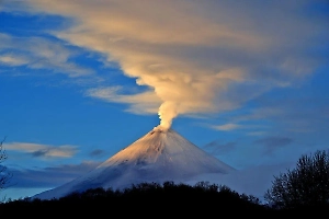 Вулкан Ключевской на Камчатке выбросил пепел на высоту 7,5 км