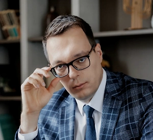 Обязанность убирать за питомцем теперь закреплена не только на уровне этикета, но и в законе. В большинстве регионов действуют правила благоустройства, обязывающие владельцев убирать продукты жизнедеятельности животных. Нарушение карается штрафом по статье 8.52 КоАП РФ — от 1500 до 3000 рублей. В некоторых городах, как показала последняя история, контролёры требуют убирать не только фекалии, но и мочу, если она оставлена на тротуаре или газоне.