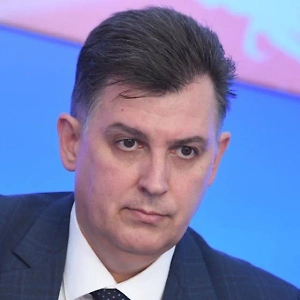 Лысак — просто человек-функция, которому сейчас приписали некоторые новые параметры этой функции. Ну и направили на работу на достаточно важный участок. Наверное, среди тех параметров, по которым его подбирали, должна была быть личная преданность существующему режиму, хотя преданность там тоже только в размерах оплаты и срока действий самой этой власти. 