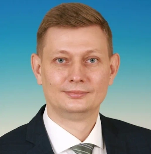 Зимние каникулы — это целая эпопея. С одной стороны, сплошная магия: снег хрустит, морозец щиплет щёки. А на практике выходит «оливьевый марафон». Наш истинный зимний спорт — не лыжи и не коньки, а дисциплинированное, планомерное поглощение салатов. Вместо того, чтобы молодеть на морозе, мы героически «спасаем» тонны еды, заботливо приготовленные к Новому году. Выглядишь после этого, как благородный воин, победивший в битве за холодильник.