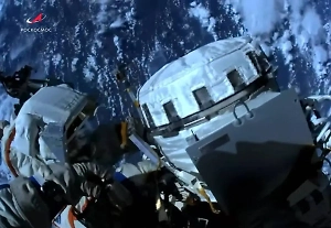 Российские космонавты вышли в открытый космос для установки аппаратуры
