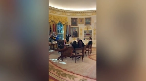 Трамп встретился с певцом Бочелли, пока Зеленский опаздывал в Белый дом