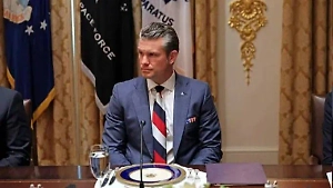 Хегсет выбрал галстук с российским триколором для встречи Трампа с Зеленским