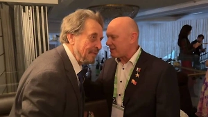 Российский космонавт Олег Артемьев поблагодарил Эррола Маска за его сына Илона