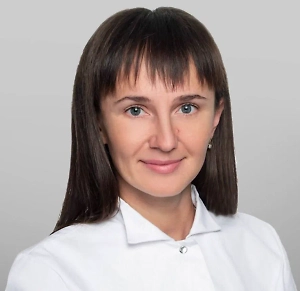 Однако есть «красные флаги» — симптомы, которые должны насторожить и стать поводом для обращения к врачу. Поводом для беспокойства должен стать продолжительный кашель без других признаков ОРВИ. То есть у человека не болит горло, нет насморка и характерного для инфекции озноба, а постоянный кашель есть.