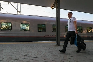 Пассажирские поезда задерживаются в Крыму после атаки БПЛА и пожара в Феодосии