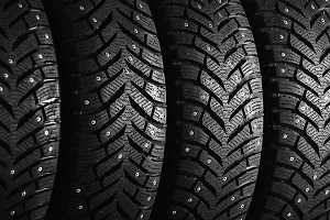 Автоэксперт объяснил, почему дилеров не заставят продавать машины с сезонной резиной