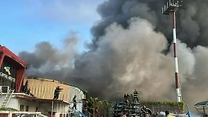 Гигантский смерч окутал Дакку после мощного пожара в аэропорту