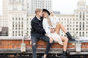 Романтика на высоте: Москвич сделал предложение девушке на крыше, но домовой чат всё испортил