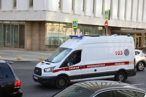 Москвич выпрыгнул из окна горящей на 7-м этаже квартиры и приземлился на дерево