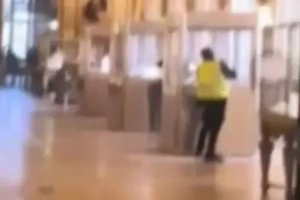 Опубликовано видео ограбления Лувра — «сотрудник» вскрывал витрину с драгоценностями при посетителях