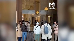 Появилось видео из обчищенного грабителями Лувра, внутри работает полиция