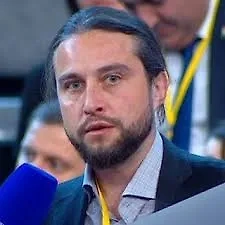 Проблема Макрона в том, что он уделяет слишком много внимания внешней политике, поворачиваясь спиной к нуждам и проблемам граждан. В итоге разгневанный французский петух регулярно клюёт его в мягкое место за такое безразличие.