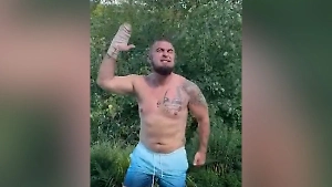 Командующий ВСУ Манько выложил видео с танцами в одних трусах под русскую песню