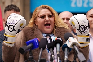 Депутат из Румынии пригрозила «переломать ноги» Зеленскому за визит в Бухарест