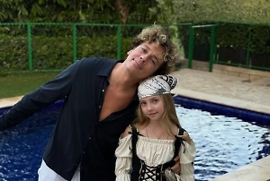 Дочь Пугачёвой и Галкина* примерила пиратский образ к Хэллоуину