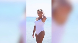 Орыс свингерлердің топтық сексін қараңыз Жалаңаш жалаңаш жағажай