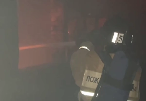 МЧС тушит масштабный пожар на складе в Астраханской области