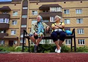 Бабушки на лавочке рискуют нарваться на штрафы и арест за сплетни у подъезда