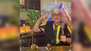 Садальский показал фото в шапочке из фольги и рассказал про её пользу для здоровья