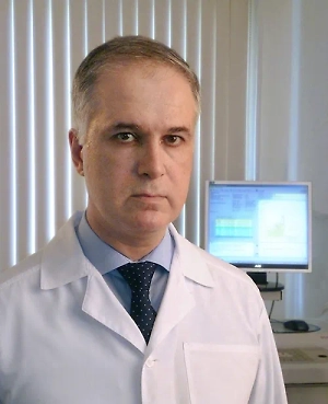 В холодное время года пневмония появляется наиболее часто из-за двух причин. Во-первых, просто элементарно погодные условия способствуют возникновению каких-то респираторных заболеваний, любых, вирусных, бактериальных, неважно. А второе — сами по себе вирусные инфекции могут в качестве осложнения иметь пневмонию.