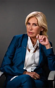 Домашний арест сам по себе уже является более мягкой мерой. Но важно понимать: все ограничения для беременной женщины зависят от текста конкретного судебного решения. УПК не даёт автоматического права на свободный выход к врачам. Если суд установил «запрет покидать жилое помещение», то любое плановое посещение женской консультации или роддома требует разрешения следователя или суда, оформленного в установленном порядке.