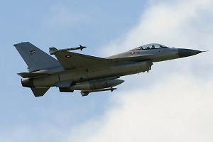 Над Украиной заметили истребитель F-16 с необычным арсеналом вооружения