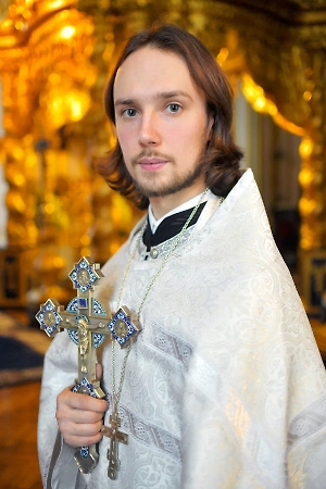 Есть очень красивый акафист этому святому, но можно обратиться к нему своими словами, например, так: «Святый благоверный княже Александре, верный защитник веры и Русской земли, моли Христа Бога укрепить меня в правде, сохранить от трусости и предательства, даровать мудрость и мужество в делах и служении. Да будет воля Божия в моей жизни и в судьбе нашего Отечества. Аминь».