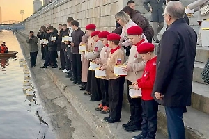 В Пхеньяне запустили фонарики в честь подвига военных КНДР в Курской области