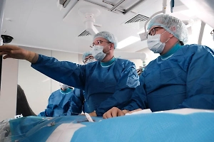 В Подмосковье подросткам впервые имплантировали клапан сердца через сосуды