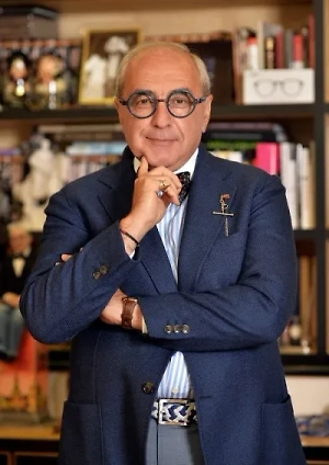 Зачем-то в это дело влез Павел Дуров, совершив, на мой взгляд, не очень умный шаг, сказав, что готов выкупить эти украшения и отправить их в Лувр в Абу-Даби. Я прожил во Франции 20 лет и хорошо знаю их нравы и законы, и могу точно сказать, что за это может последовать несколько агрессивных выпадов в сторону г-на Дурова.