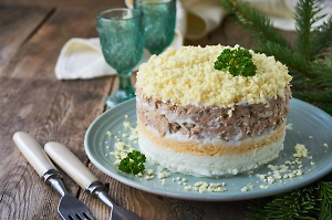 Экономист посчитал «индекс Мимозы»: новогодний салат подорожал на 15%