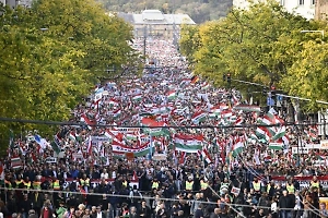 «Не хотим умирать за Украину»: Десятки тысяч человек вышли на «Марш мира» в Будапеште