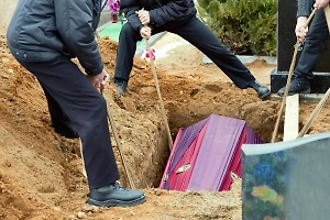 Теперь и на кладбище: Украинские военкомы нашли новое место поиска новобранцев