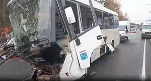 Люди вылетели сквозь стёкла: На видео сняли автобус и грузовик после ДТП с 9 пострадавшими