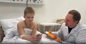 Глава Красногорска навестил пострадавших и передал маме видеовесточку от раненого сына