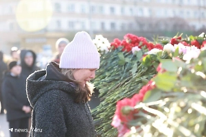 Траур в Копейске: Сотни скорбящих «‎утопили» танк в цветах и плачут по жертвам взрыва на заводе