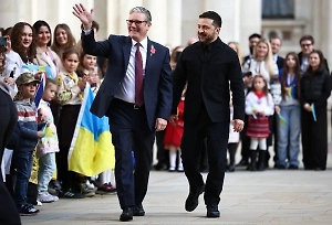 «Ликующую толпу» для фото Зеленского и Стармера в Лондоне привезли на автобусах