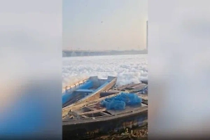 Реку в индийском городе Ченнай заволокло густой ядовитой пеной