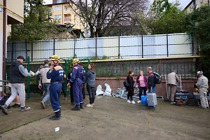 В Сочи расчищают двор от обломков после смертельного взрыва в пятиэтажке