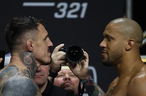 Бой Аспиналла и Гана за титул чемпиона UFC признан несостоявшимся из-за тычка в глаз