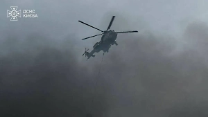 Бушующий в Киеве разрушительный пожар тушат сотни спасателей и авиация