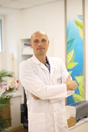 Ситуация усугубляется ещё и тем, что во время беременности женщины часто набирают лишний вес. После рождения ребёнка существенного улучшения не происходит, так как женщина часто держит малыша на руках, а это также увеличивает нагрузку на поясницу.