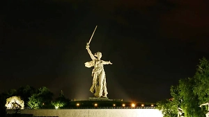 Над Волгоградом прогремело не менее 15 взрывов, работает ПВО