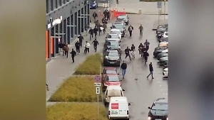 Массовая битва рабочих в Москве обезлюдела весь район – местные боятся выходить на улицу